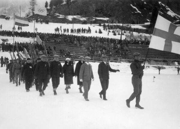 Suomen joukkue St. Moritzin olympialaisten avajaisissa 1928-0
