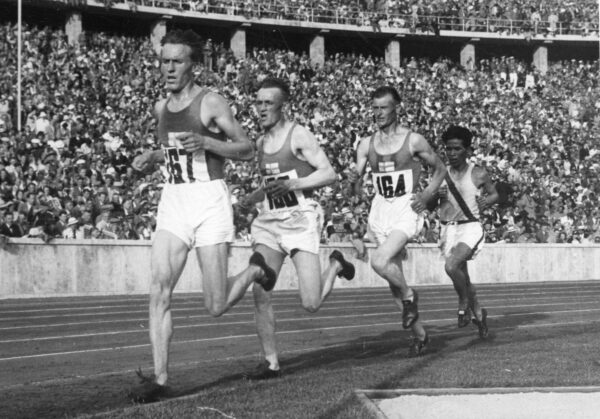 Volmari Iso-Hollo, Arvo Askola, Ilmari Salminen ja Japanin Kohei Murakoso Berliinin olympialaisissa 1936.-0