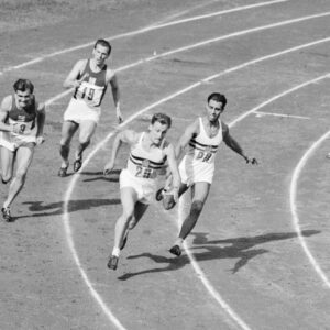 4 X 100 metrin viestin 3. alkuerän viimeinen vaihto Helsingin olympialaisissa 1952-0