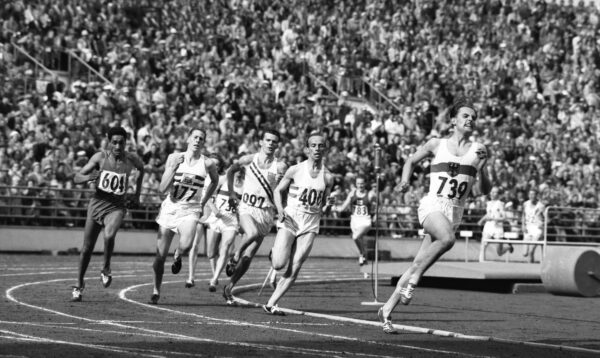 1500 metrin juoksijat viimeisessä kaarteessa ennen loppusuoraa Helsingin olympialaisissa 1952-0