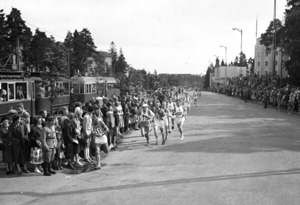Maratonjuoksijoita ja yleisöä Helsingin olympialaisissa 1952 -0