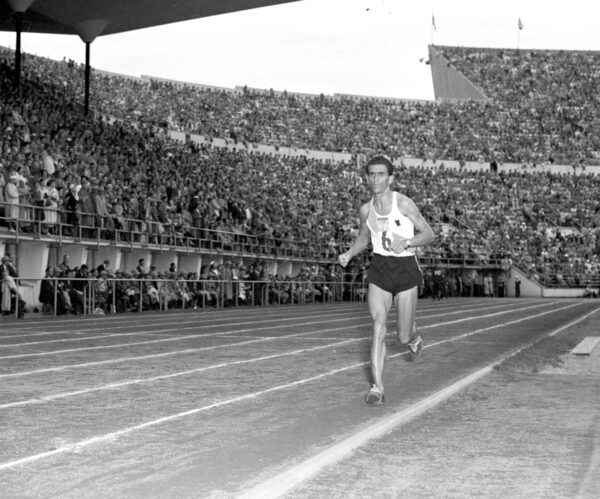 Reinaldo Gorno juoksee maaliin toisena maratonilla Helsingin olympialaisissa 1952 -0
