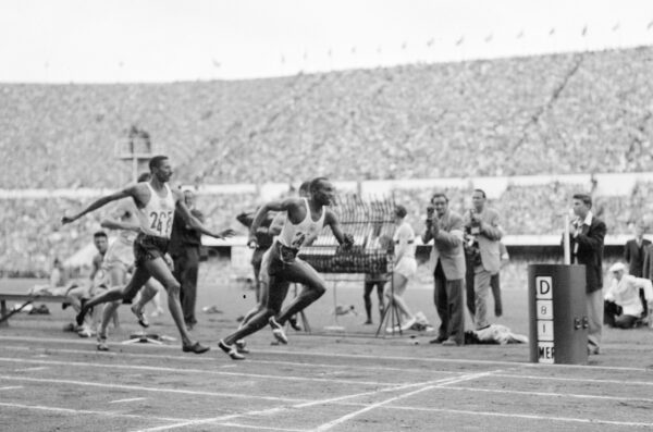 Jamaikan ja USA:n joukkueet viimeiseessä vaihdossa miesten 4 X 400 metrin loppukilpailussa Helsingin olympialaisissa 1952-0