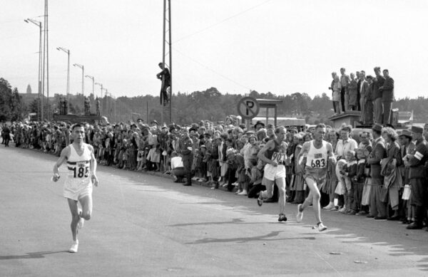 Stanley Cox, Emil Zatopek ja Gustaf Jansson miesten maratonilla Helsigin olympialaisissa 1952 -0