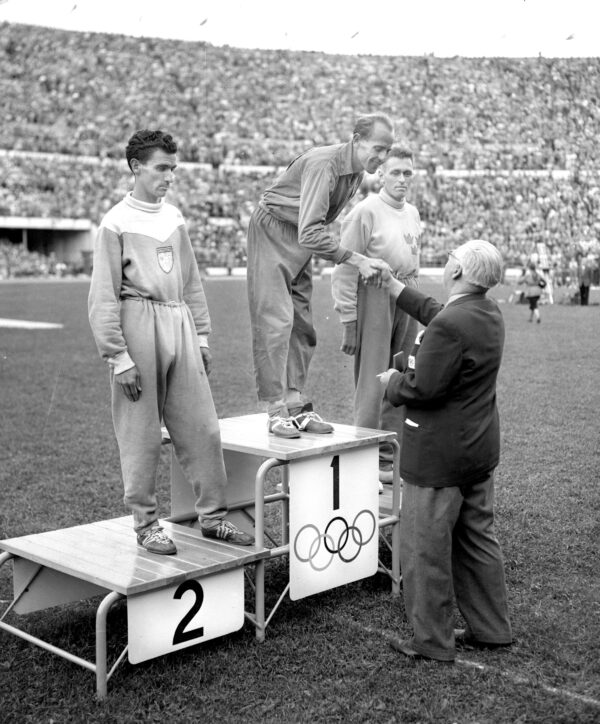 Maratonin palkintojenjako, Reinaldo Gorno, Emil Zatopek ja Gustaf Jansson Helsingin olympialaisissa 1952-0