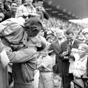 Emil Zatopek suutelee vaimoaan Dana Zatopkovaa Helsingin olympialaisissa 1952 -0