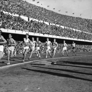 Emil Zatopek johtaa 10 000 metrin loppukilpailua Helsingin olympialaisissa 1952-0