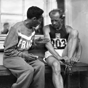 Alain Mimoun ja Emil Zatopek keskustelevat juoksun jälkeen Helsingin olympialaisissa 1952-0