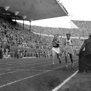 Emil Zatopek voittaa 10 000 metrin kilpailun Helsingin olympialaisissa 1952-0