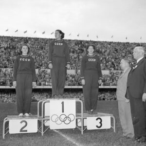 Kiekonheiton palkintojenjako Jelisaveta Bagrjantseva, Nina Romashkova ja Nina Dumbadze Helsingin olympialaisissa 1952-0