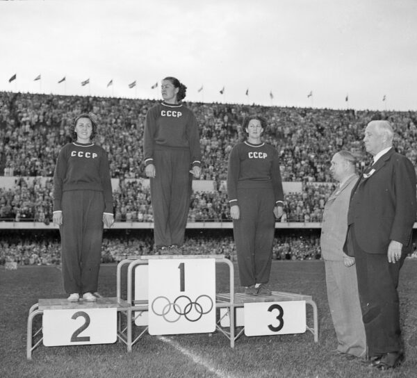 Kiekonheiton palkintojenjako Jelisaveta Bagrjantseva, Nina Romashkova ja Nina Dumbadze Helsingin olympialaisissa 1952-0