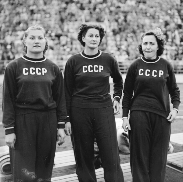 Nina Romashkova, Nina Dumbadze ja Jelisaveta Bagrjantseva Helsingin olympialaisissa 1952 -0