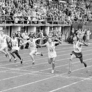 100 metrin loppukilpailun maaliintulo Helsingin olympialaisissa 1952-0