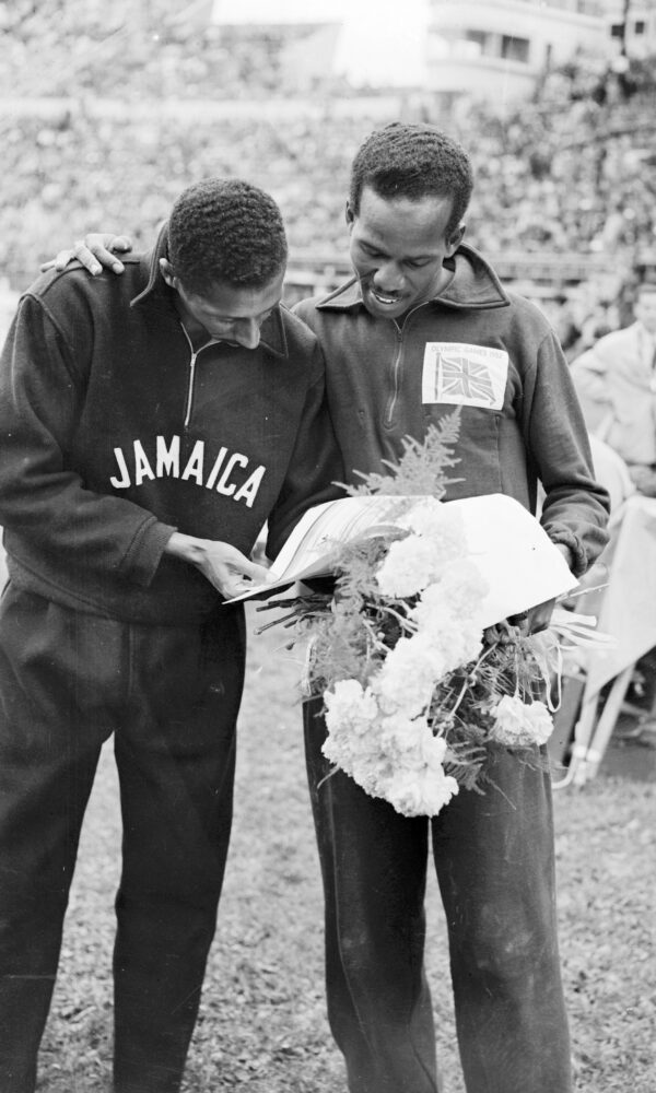 Herbert McKenley ja E. McDonald Bailey Helsingin olympialaisissa 1952-0