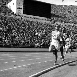Malvin Whitfield johtaa loppukilpailua Helsingin olympialaisissa 1952-0