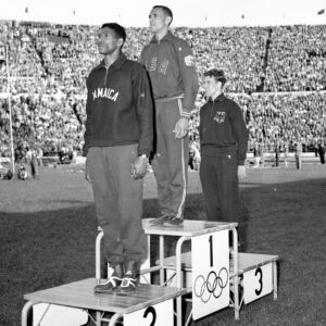 800 metrin palkintojenjako, Arthur Wint, Malvin Whitfield ja Heinz Ulzheimer Helsingin olympialaisissa 1952-0