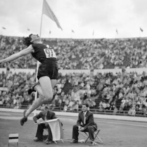 Yvette Williams Helsingin olympialaisissa 1952-0