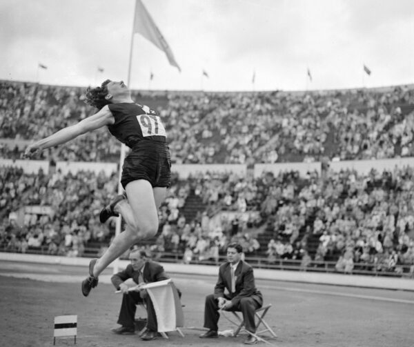 Yvette Williams Helsingin olympialaisissa 1952-0