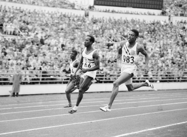 Juoksijat 200 metrin juoksun loppukilpailun kaarteessa Helsingin olympialaisissa 1952 -0