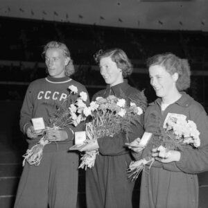 Aleksandra Tshudina, Yvette Williams ja Shirley Cawley Helsingin olympialaisissa 1952-0