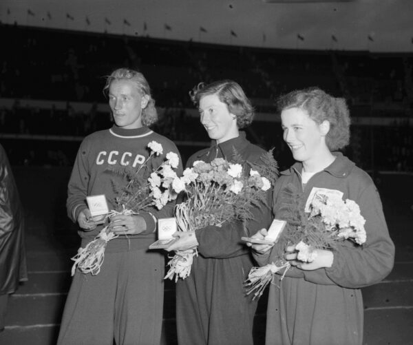 Aleksandra Tshudina, Yvette Williams ja Shirley Cawley Helsingin olympialaisissa 1952-0