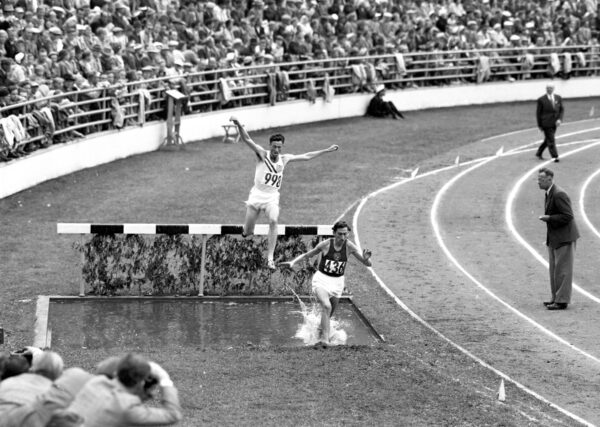 Horace Ashenfelter ja Vladimir Kazantsev 3000 metrin estejuoksun loppukilpailussa Helsingin olympialaisissa 1952 -0