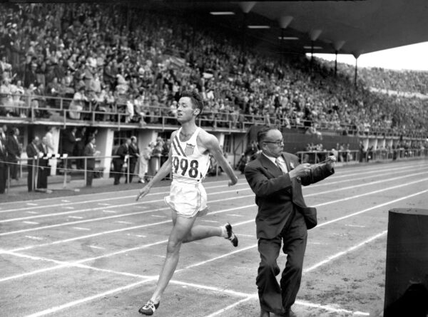 Horace Ashenfelter voittaa 3000 metrin estejuoksun Helsingin olympialaisissa 1952-0