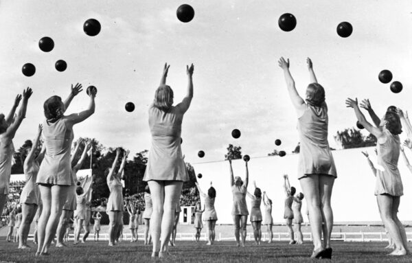 Naisvoimistelijoiden näytös 1938-0
