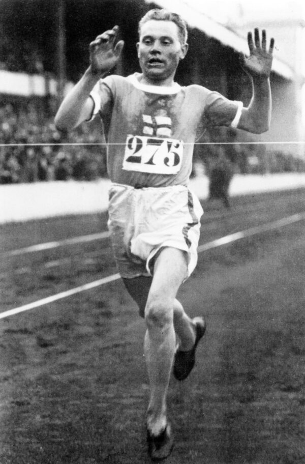 Paavo Nurmi voittaa ensimmäisen olympiakultamitalinsa 1920-0