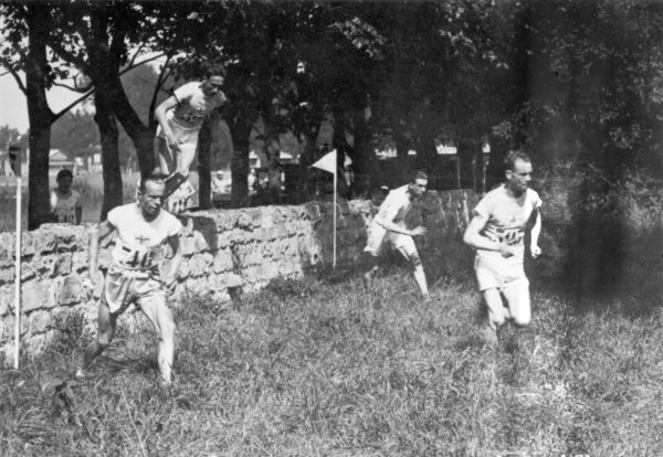 Paavo Nurmi johtaa maastojuoksukilpailua Pariisissa 1924-0