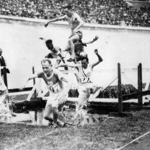Paavo Nurmi johtaa 3000 m estejuoksua Amsterdamissa 1928-0