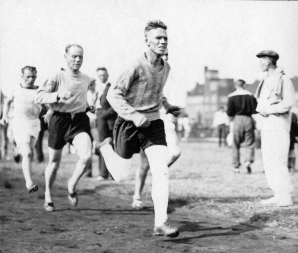 Suomalaisjuoksijat harjoituslenkillä 1928-0