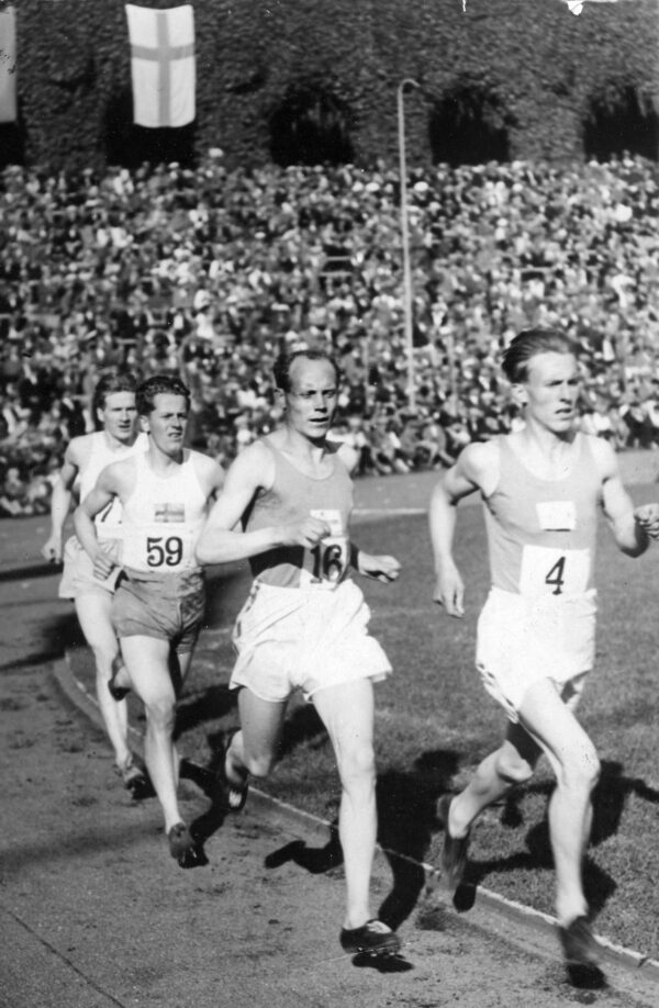 10 000 metrin juoksijat matkalla maaottelussa Tukholmassa 1931-0