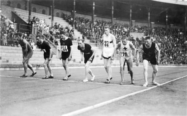 Paavo Nurmi, Edvin Wide ja muita juoksijoita lähtöviivalla 1926-0