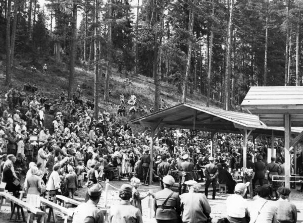 Yleisöä nykyaikaisen viisiottelun miekkailukilpailuissa, Helsingin olympialaiset 1952-0