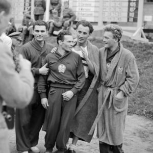 Unkarin kultamitalijoukkue nykyaikaisessa viisiottelussa Helsingin olympialaisissa 1952-0