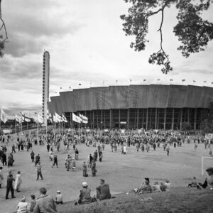 Yleisöä Olympiastadionin edustalla Helsingin olympialaisten 1952 aikaan-0