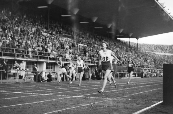 Marjorie Jackson voittaa naisten 200 metrin juoksun Helsingin olympialaisissa 1952-0