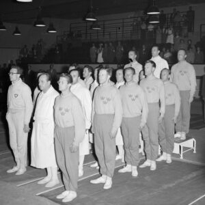 Kalpamiekkailun joukkuekilpailun palkintojenjako Helsingin olympialaisissa 1952-0