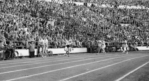 Naisten 4 X 100 metrin viestin vaihto Helsingin olympialaisissa 1952-0