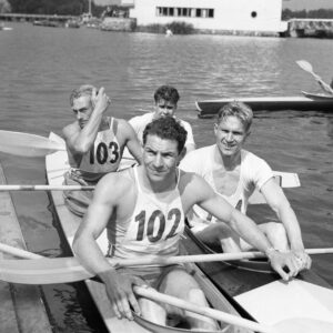 Ruotsin ja Suomen joukkueet 1000 metrin kajakkikaksikoiden melonnan jälkeen Helsingin olympialaisissa 1952-0