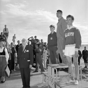 Miesten kanadalaisyksiköiden 1000 metrin melonnan palkintojenjako Helsingin olympialaisissa 1952-0