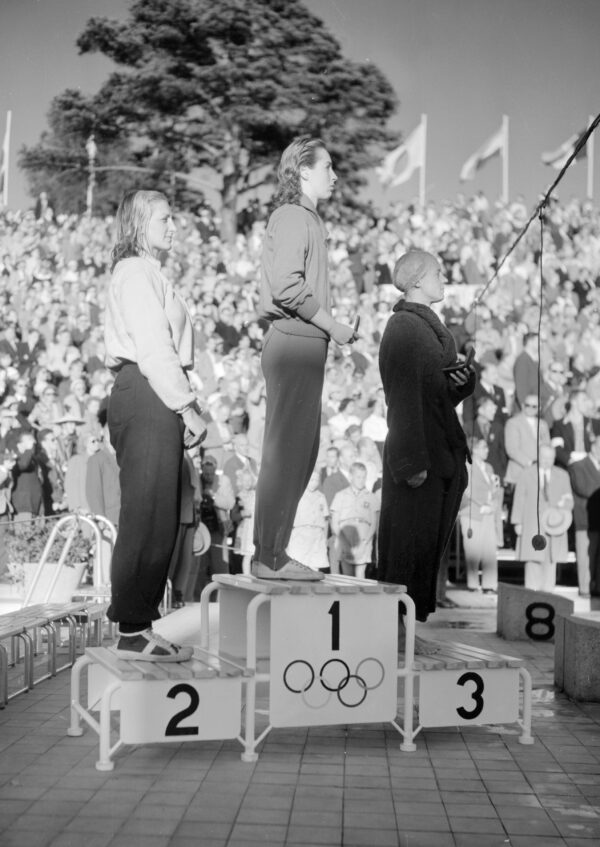 Naisten 100 metrin vapaauinnin palkintojenjako Helsingin olympialaisissa 1952-0