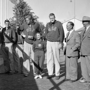 Koripalloilijat Robert Kurland ja Clyde Lovellette sekä telinevoimistelija Margit Korondi Helsingin olympialaisissa 1952 -0