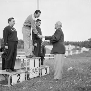 50 metrin pienoiskiväärin makuuasentokilpailun palkintojenjako Helsingin olympialaisissa 1952-0