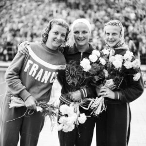 Naisten 3 metrin ponnahduslautahyppyjen mitalistit Helsingin olympialaisissa 1952-0
