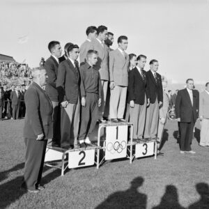 4000 metrin joukkuetakaa-ajon palkintojenjako Helsingin olympialaisissa 1952-0