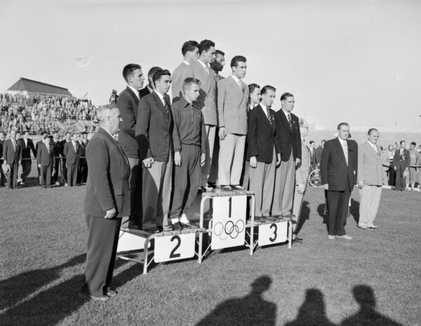 4000 metrin joukkuetakaa-ajon palkintojenjako Helsingin olympialaisissa 1952-0
