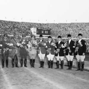 Esteratsastuksen joukkuekilpailun mitalistit kukitettuna Helsingin olympialaisissa 1952-0