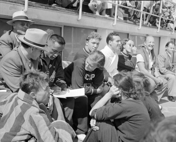 Yhdysvaltain ja Neuvostoliiton uimahyppääjät keskustelevat Helsingin olympialaisissa 1952-0
